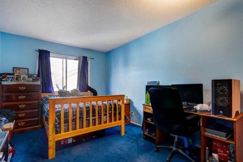 B-123 Grizzly Street, Banff, AB - Indoor Photo Showing Bedroom