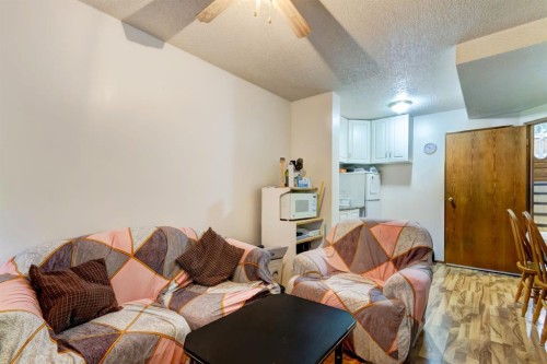 B-123 Grizzly Street, Banff, AB - Indoor Photo Showing Living Room
