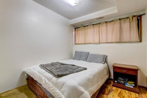 B-123 Grizzly Street, Banff, AB - Indoor Photo Showing Bedroom