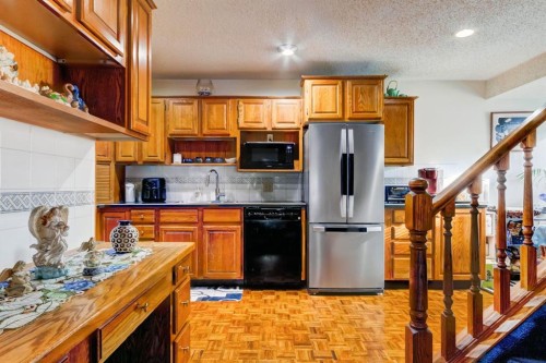 B-123 Grizzly Street, Banff, AB - Indoor Photo Showing Kitchen