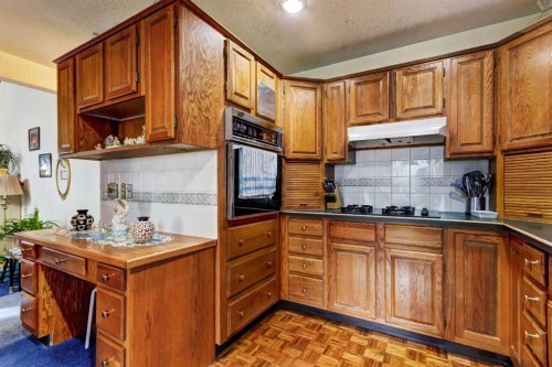 B-123 Grizzly Street, Banff, AB - Indoor Photo Showing Kitchen