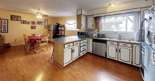 1206 50 Street, Edson, AB - Indoor Photo Showing Kitchen With Double Sink