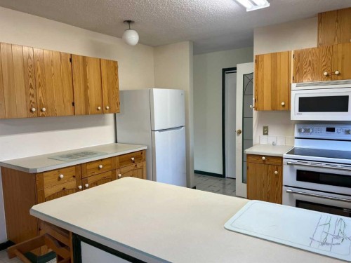 706 Hammond Drive North, Fox Creek, AB - Indoor Photo Showing Kitchen