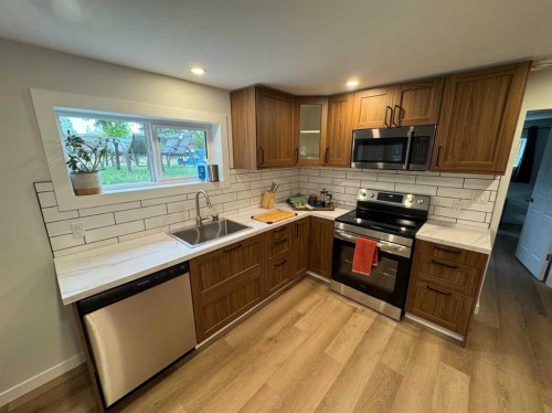 11 Aspen Crescent, Jasper, AB - Indoor Photo Showing Kitchen