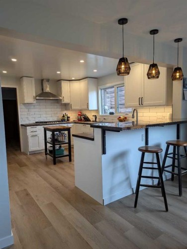 11 Aspen Crescent, Jasper, AB - Indoor Photo Showing Kitchen