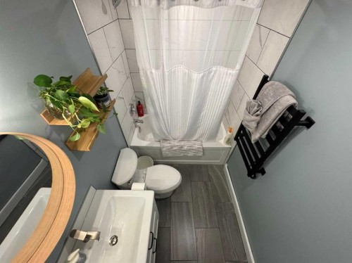 11 Aspen Crescent, Jasper, AB - Indoor Photo Showing Bathroom