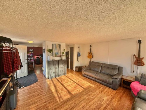 122 Nickerson Avenue, Hinton, AB - Indoor Photo Showing Living Room