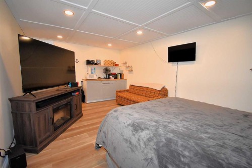 121 Chetamon Drive, Hinton, AB - Indoor Photo Showing Bedroom