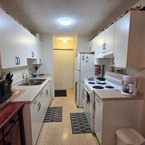 105A-5611 10 Avenue, Edson, AB - Indoor Photo Showing Kitchen With Double Sink