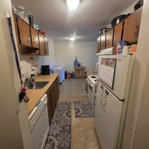 312B-5611 9 Avenue, Edson, AB - Indoor Photo Showing Kitchen