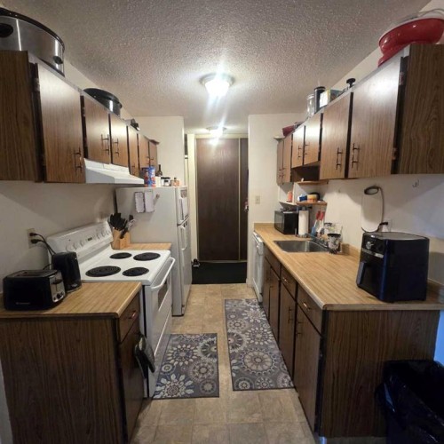 312B-5611 9 Avenue, Edson, AB - Indoor Photo Showing Kitchen