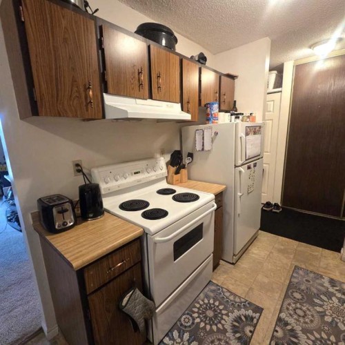 312B-5611 9 Avenue, Edson, AB - Indoor Photo Showing Kitchen