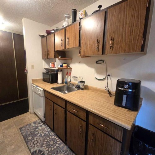 312B-5611 9 Avenue, Edson, AB - Indoor Photo Showing Kitchen