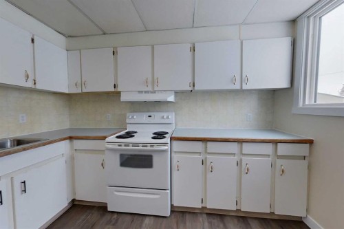 25-608 Main Street, Slave Lake, AB - Indoor Photo Showing Kitchen