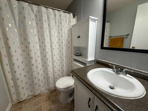 122 Litke Cove, Hinton, AB - Indoor Photo Showing Bathroom