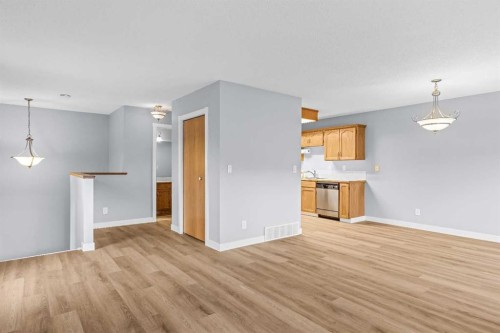 2-532 First Street East, Cochrane, AB - Indoor Photo Showing Kitchen