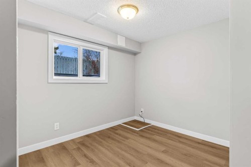 2-532 First Street East, Cochrane, AB - Indoor Photo Showing Other Room