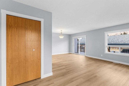 2-532 First Street East, Cochrane, AB - Indoor Photo Showing Living Room
