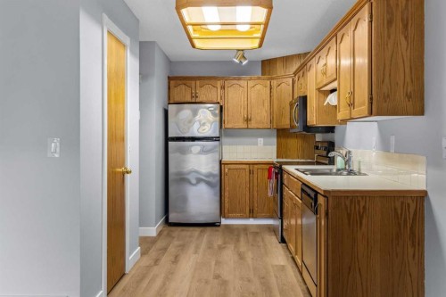 2-532 First Street East, Cochrane, AB - Indoor Photo Showing Kitchen With Double Sink