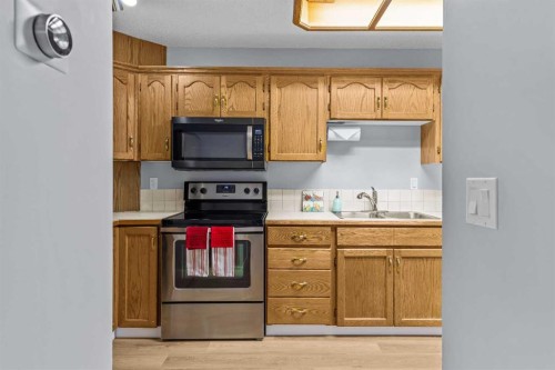 2-532 First Street East, Cochrane, AB - Indoor Photo Showing Kitchen With Double Sink