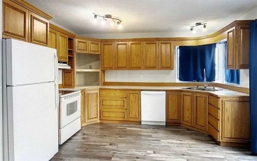 1610 53 Street, Edson, AB - Indoor Photo Showing Kitchen With Double Sink