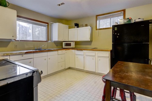 1050 Rundleview Drive, Canmore, AB - Indoor Photo Showing Kitchen