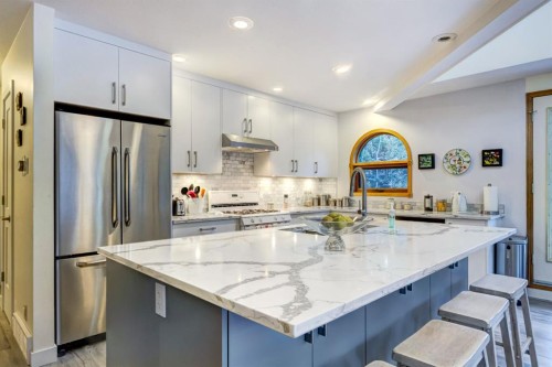 1050 Rundleview Drive, Canmore, AB - Indoor Photo Showing Kitchen With Upgraded Kitchen