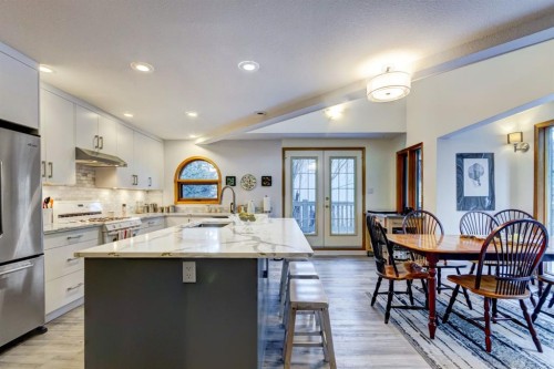 1050 Rundleview Drive, Canmore, AB - Indoor Photo Showing Kitchen With Upgraded Kitchen