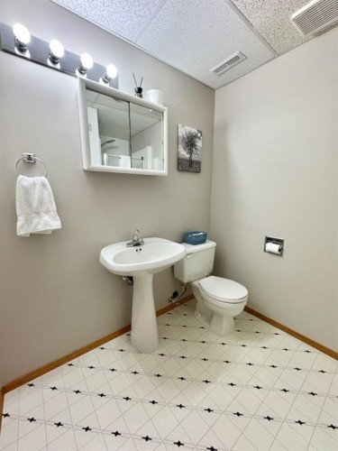 28 Steward Drive, Whitecourt, AB - Indoor Photo Showing Bathroom