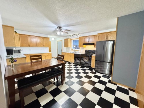 28 Steward Drive, Whitecourt, AB - Indoor Photo Showing Kitchen