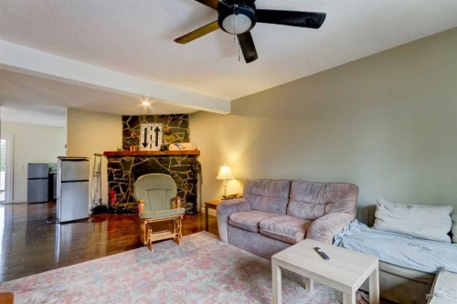 116 Nahanni Drive, Banff, AB - Indoor Photo Showing Living Room