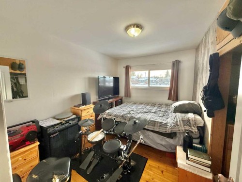 104 Laurel Square, Hinton, AB - Indoor Photo Showing Bedroom