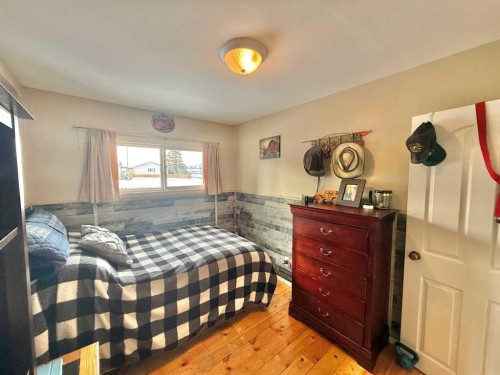 104 Laurel Square, Hinton, AB - Indoor Photo Showing Bedroom