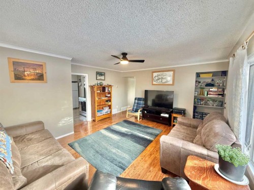 104 Laurel Square, Hinton, AB - Indoor Photo Showing Living Room