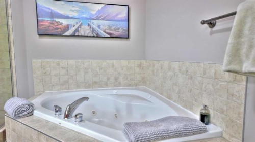 1-101 Armstrong Place, Canmore, AB - Indoor Photo Showing Bathroom