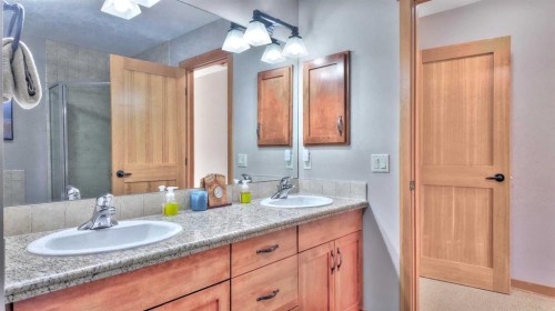 1-101 Armstrong Place, Canmore, AB - Indoor Photo Showing Bathroom