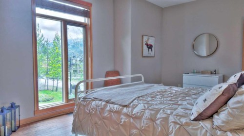 1-101 Armstrong Place, Canmore, AB - Indoor Photo Showing Bedroom