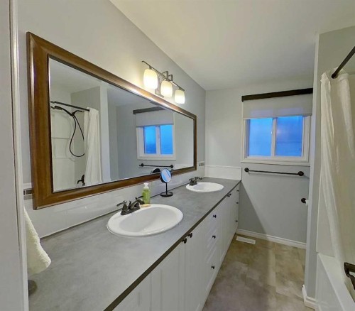 605 6 Avenue Ne, Slave Lake, AB - Indoor Photo Showing Bathroom