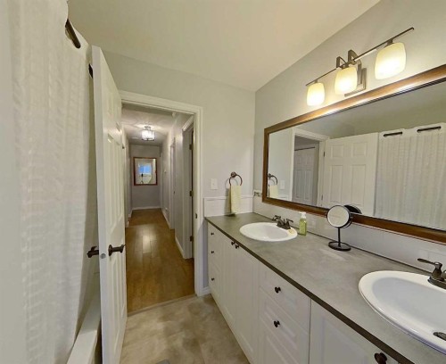 605 6 Avenue Ne, Slave Lake, AB - Indoor Photo Showing Bathroom