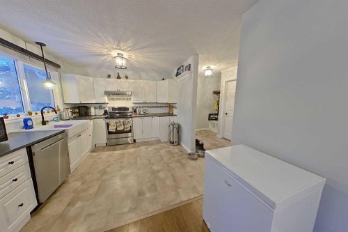 605 6 Avenue Ne, Slave Lake, AB - Indoor Photo Showing Kitchen