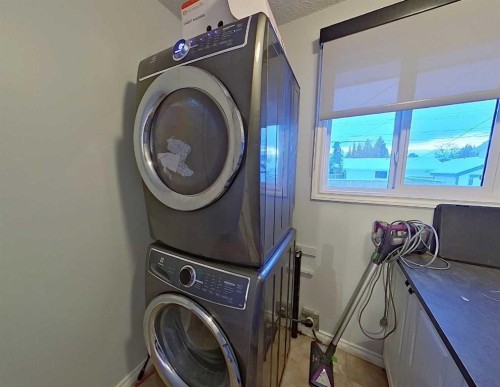 605 6 Avenue Ne, Slave Lake, AB - Indoor Photo Showing Laundry Room