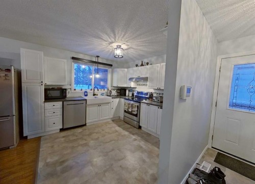 605 6 Avenue Ne, Slave Lake, AB - Indoor Photo Showing Kitchen With Stainless Steel Kitchen