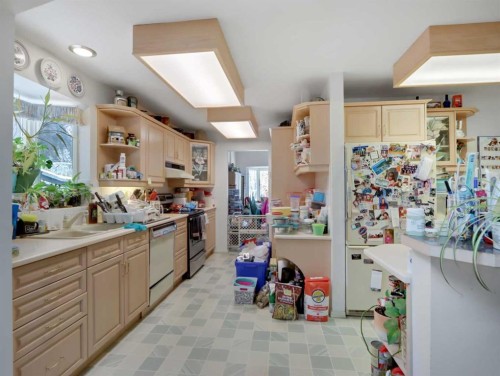 809 13 Street, Canmore, AB - Indoor Photo Showing Kitchen