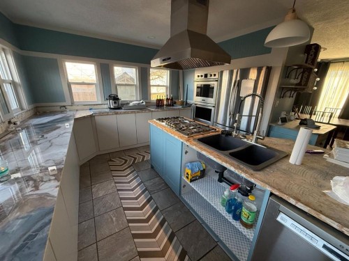 19 Kallbom Crescent, Whitecourt, AB - Indoor Photo Showing Kitchen With Double Sink