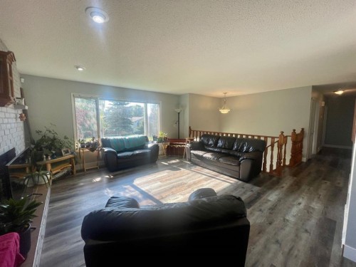 5301 15 Ave, Edson, AB - Indoor Photo Showing Living Room