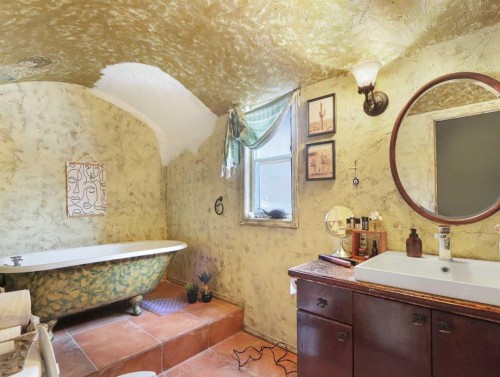 910 Main Street, Canmore, AB - Indoor Photo Showing Bathroom