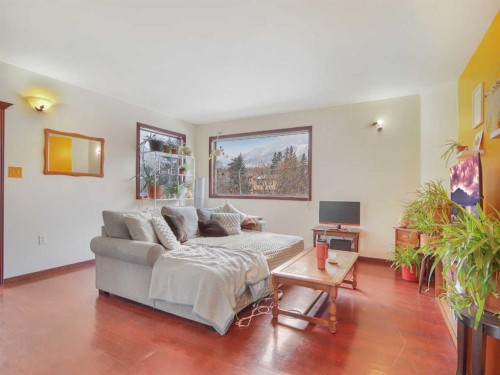 910 Main Street, Canmore, AB - Indoor Photo Showing Living Room
