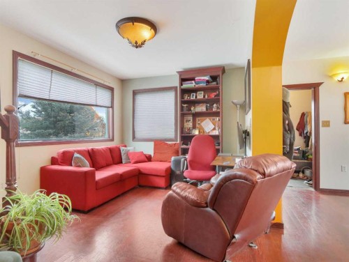 910 Main Street, Canmore, AB - Indoor Photo Showing Living Room