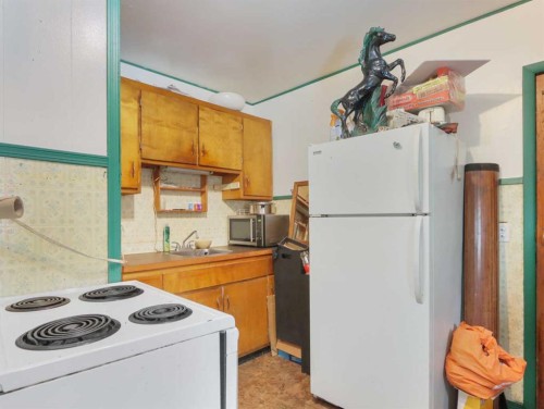 906 Main Street, Canmore, AB - Indoor Photo Showing Kitchen