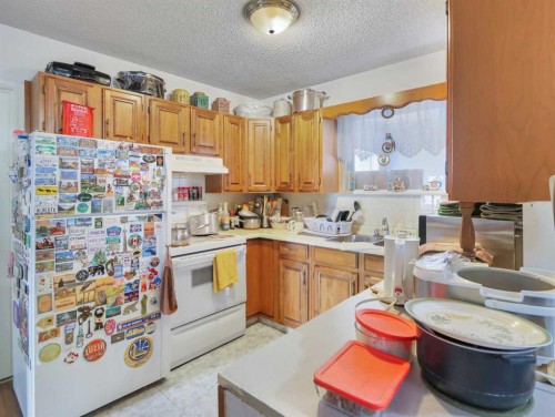 906 Main Street, Canmore, AB - Indoor Photo Showing Kitchen